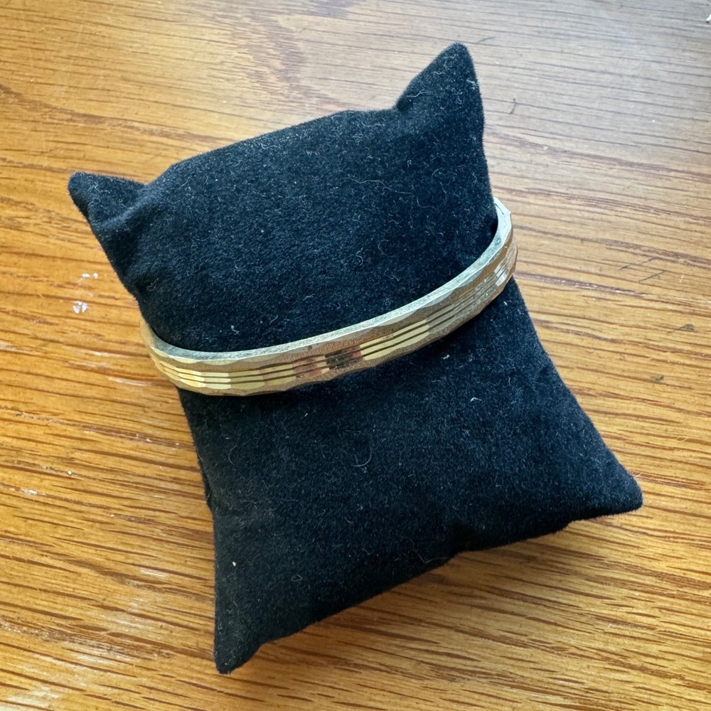Vintage Gold Tone Textured Bangle Bracelet Hinged Clasp‎